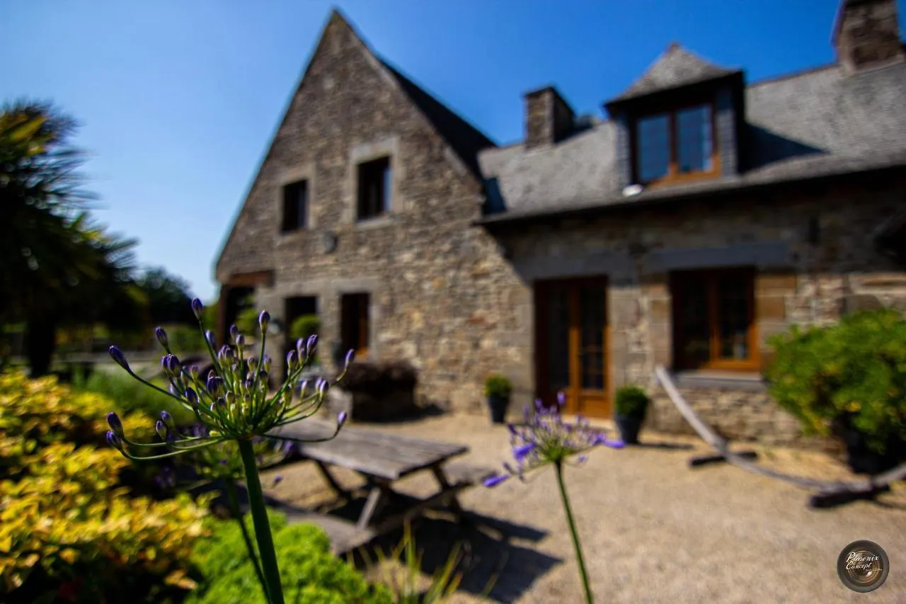 Hotel Le Petit Moulin du Rouvre à Saint-Pierre-de-Plesguen Maison d'hôtes